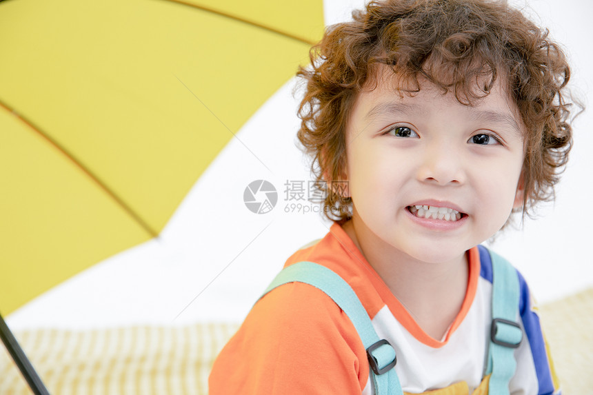 夏天打着伞的小男孩图片