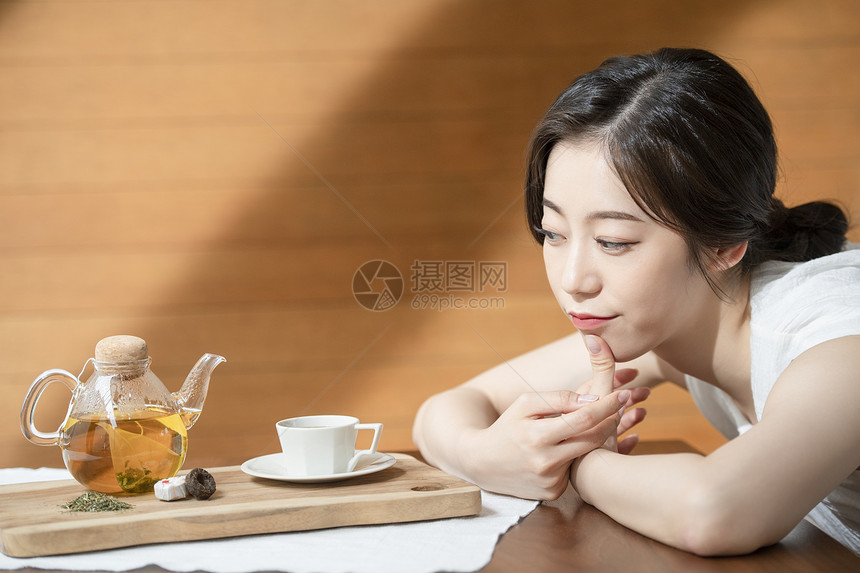 茶馆放松的青年女子图片