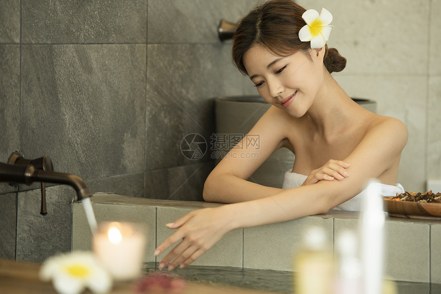 放水泡澡的年轻女子图片