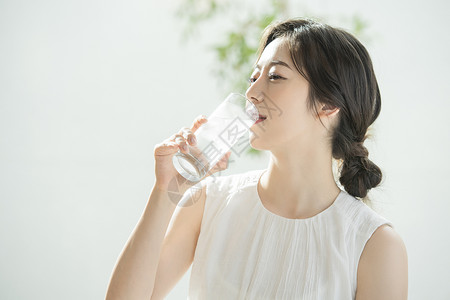 喝水的青年女子图片