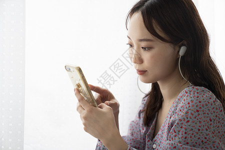 看手机听音乐的年轻女子图片