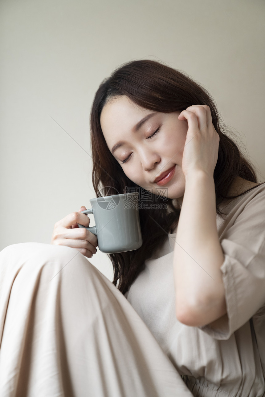 拿着咖啡的年轻女子图片