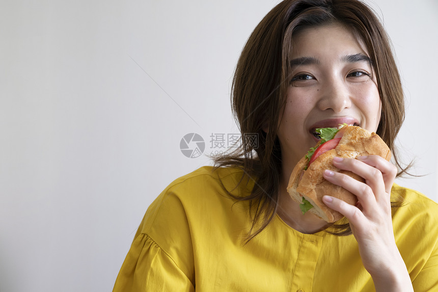 吃三明治的年轻女子图片