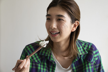 用餐吃饭的青年女子图片