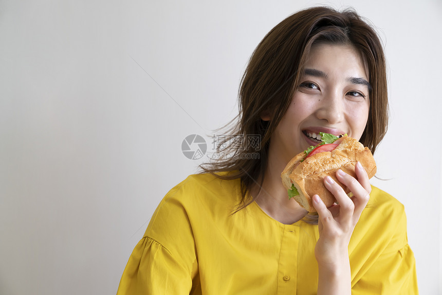 吃三明治的年轻女子图片