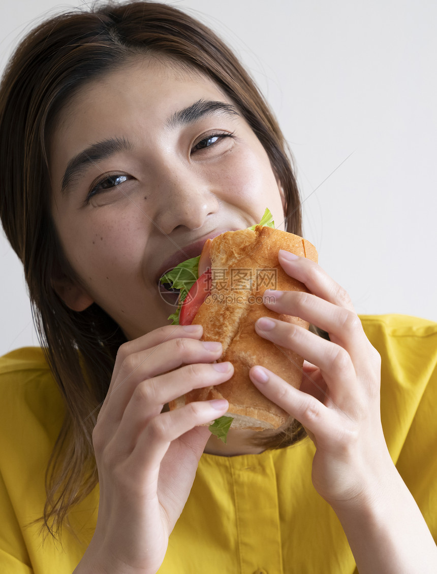 吃三明治的年轻女子图片