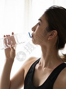 喝水的运动女性图片