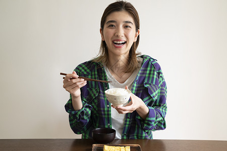 用餐吃饭的青年女子图片