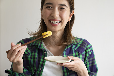 用餐吃饭的青年女子图片