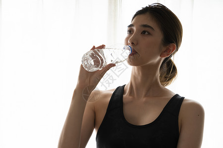 喝水休息的运动女性图片