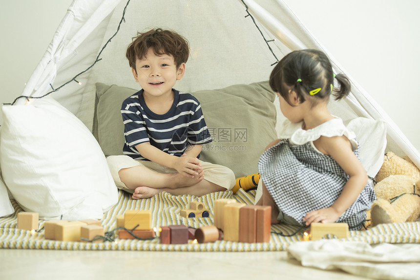 露营一起玩耍的小朋友图片