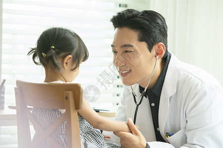 为孩子体检看病的儿童医生图片
