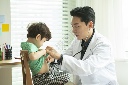 为孩子体检看病的儿童医生高清图片