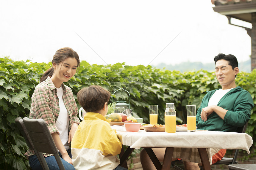 假期户外野餐的一家人图片
