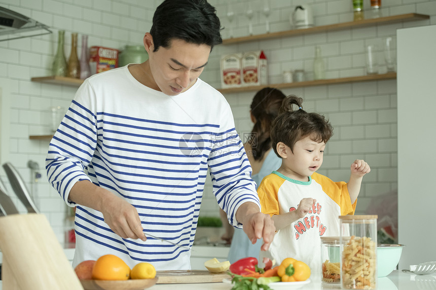 一家人在厨房开心的做饭图片