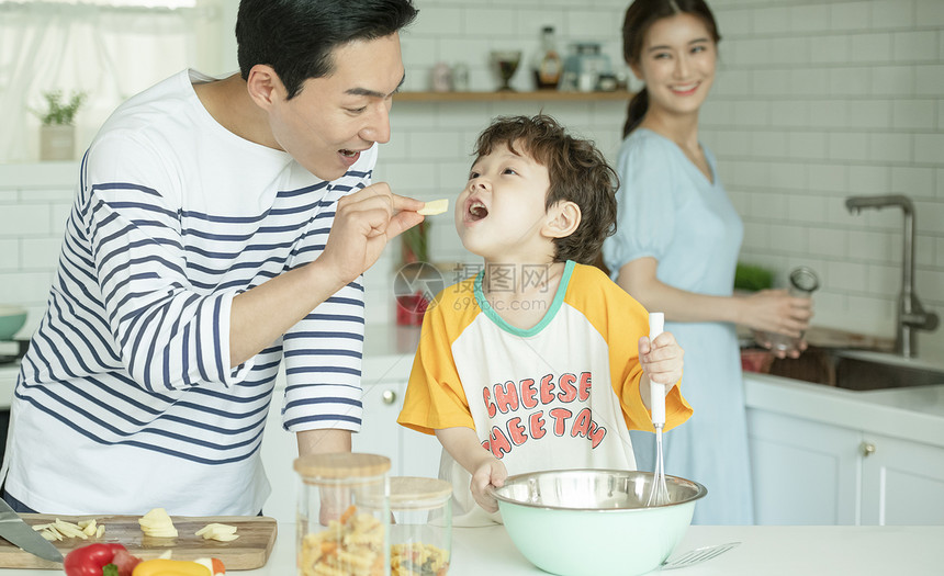 一家人在厨房开心的做饭图片