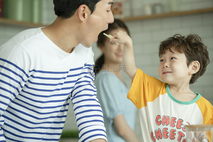 一家人在厨房开心的做饭图片