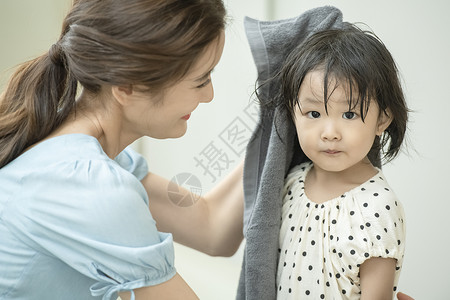 妈妈拿着毛巾擦拭孩子的头发图片