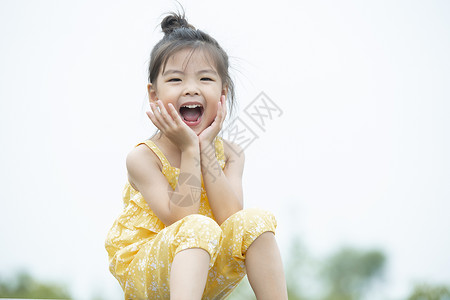 微笑可爱的小女孩图片