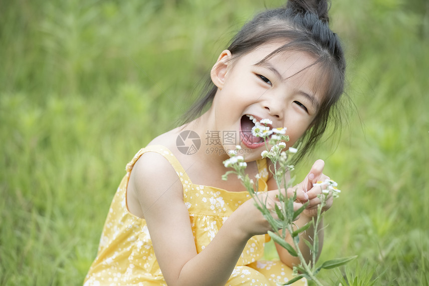 户外公园玩耍的小女孩图片