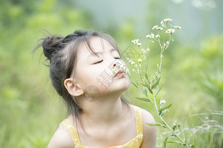 节选闻花香的小女孩背景