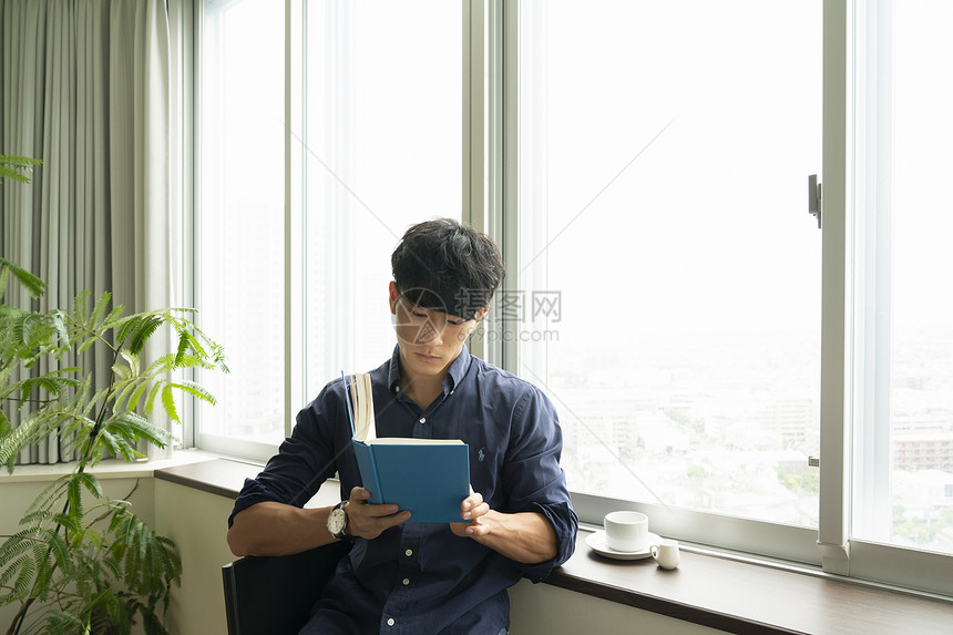 居家帅气男生日常肖像写真图片