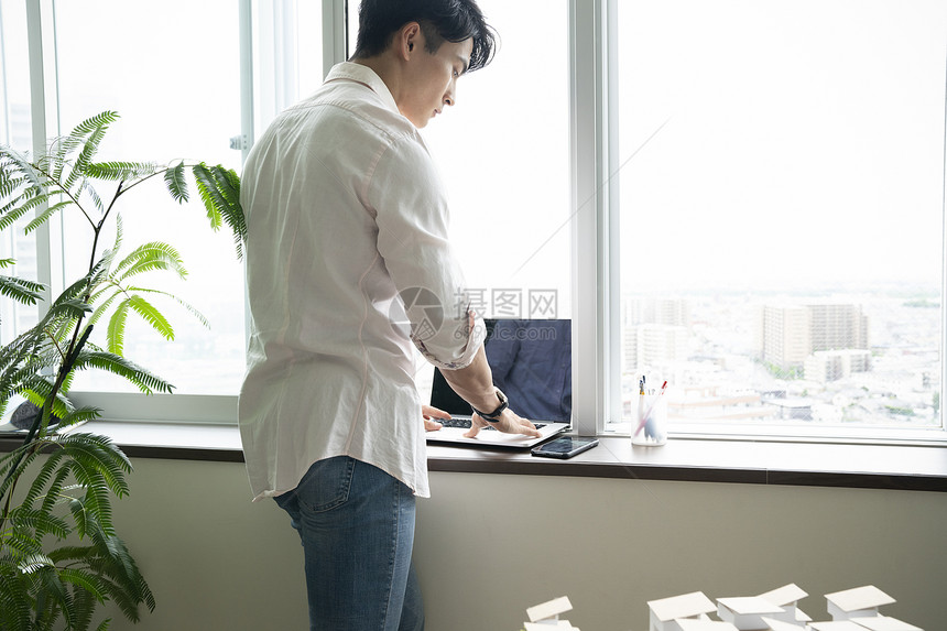 干净帅气的居家男性图片