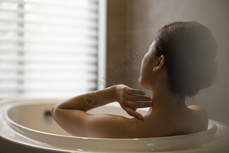 泡澡沐浴的年轻女子图片