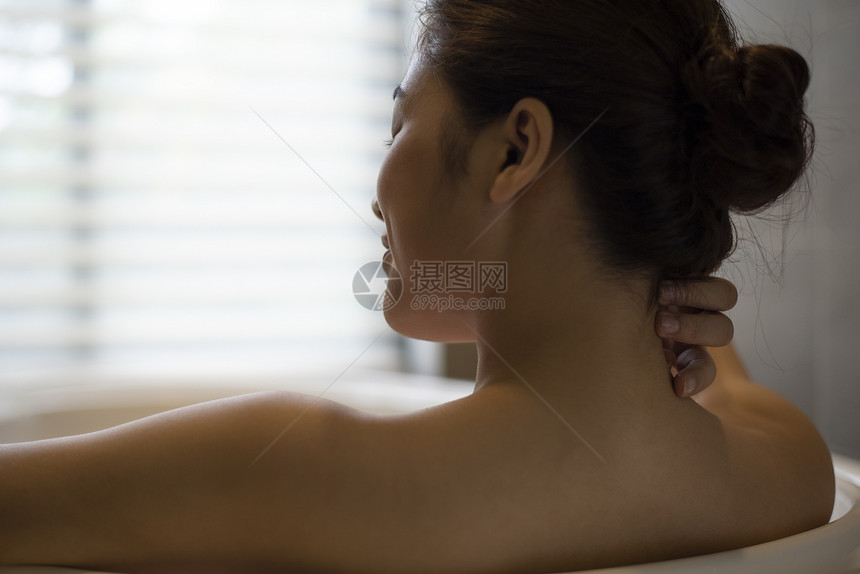 泡澡沐浴的年轻女子图片