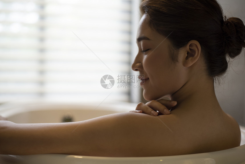 浴缸里泡澡沐浴的年轻女子图片