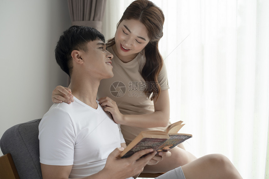 甜蜜情侣在家一起看书图片