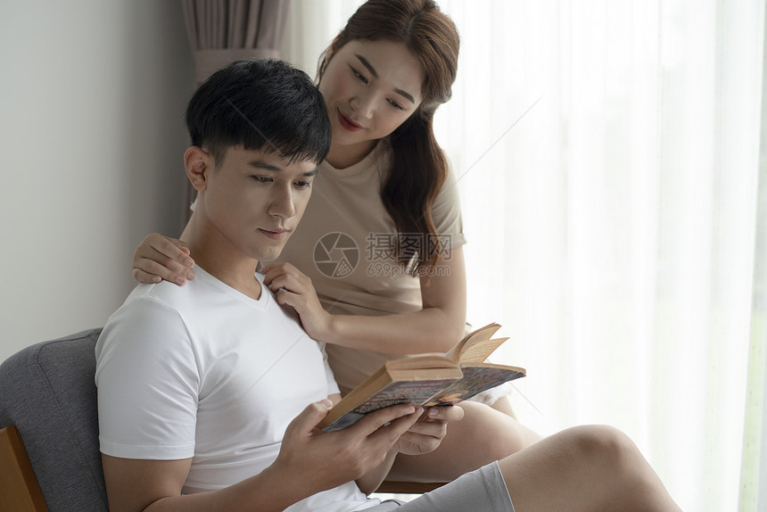 年轻情侣居家休闲放松阅读
图片