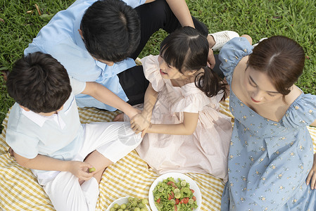 户外草坪野餐的幸福家庭图片