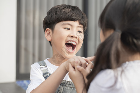 开心玩耍亲密的小孩图片