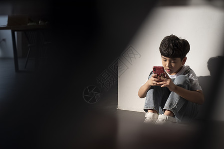 独自坐着玩手机的小朋友图片