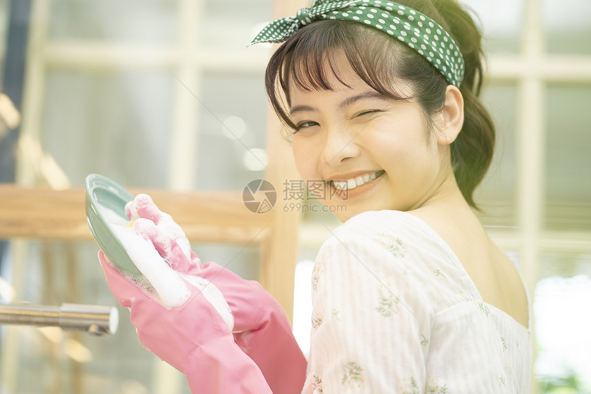 居家洗碗做家务的年轻女子图片