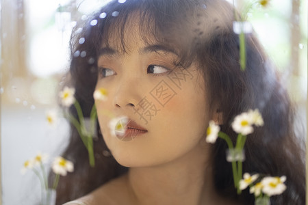 冯雨芝写真鲜花和美女的情绪写真背景