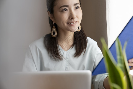 拿着文件的商务女性图片