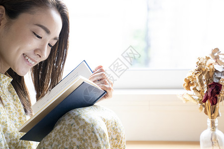 看书阅读的年轻女子图片