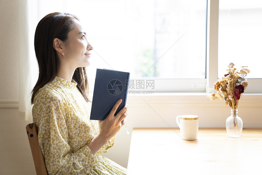 居家慵懒生活的中年女性图片