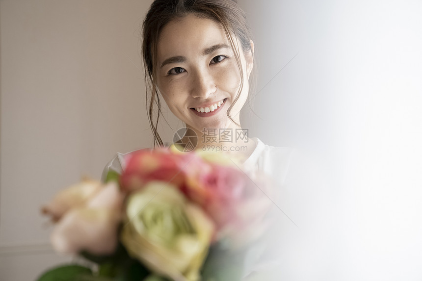 年轻女子拿着花束微笑图片