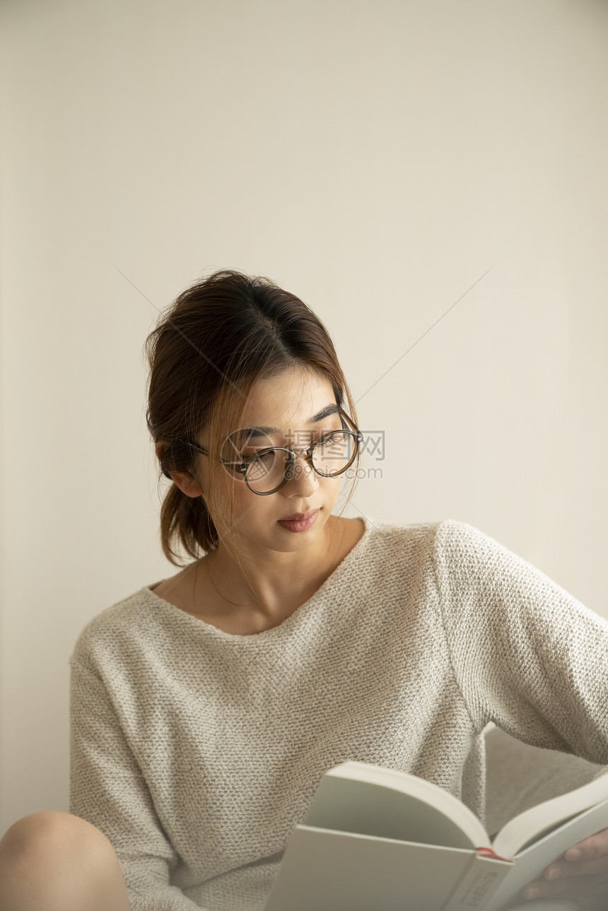 居家慵懒生活的中年女性图片