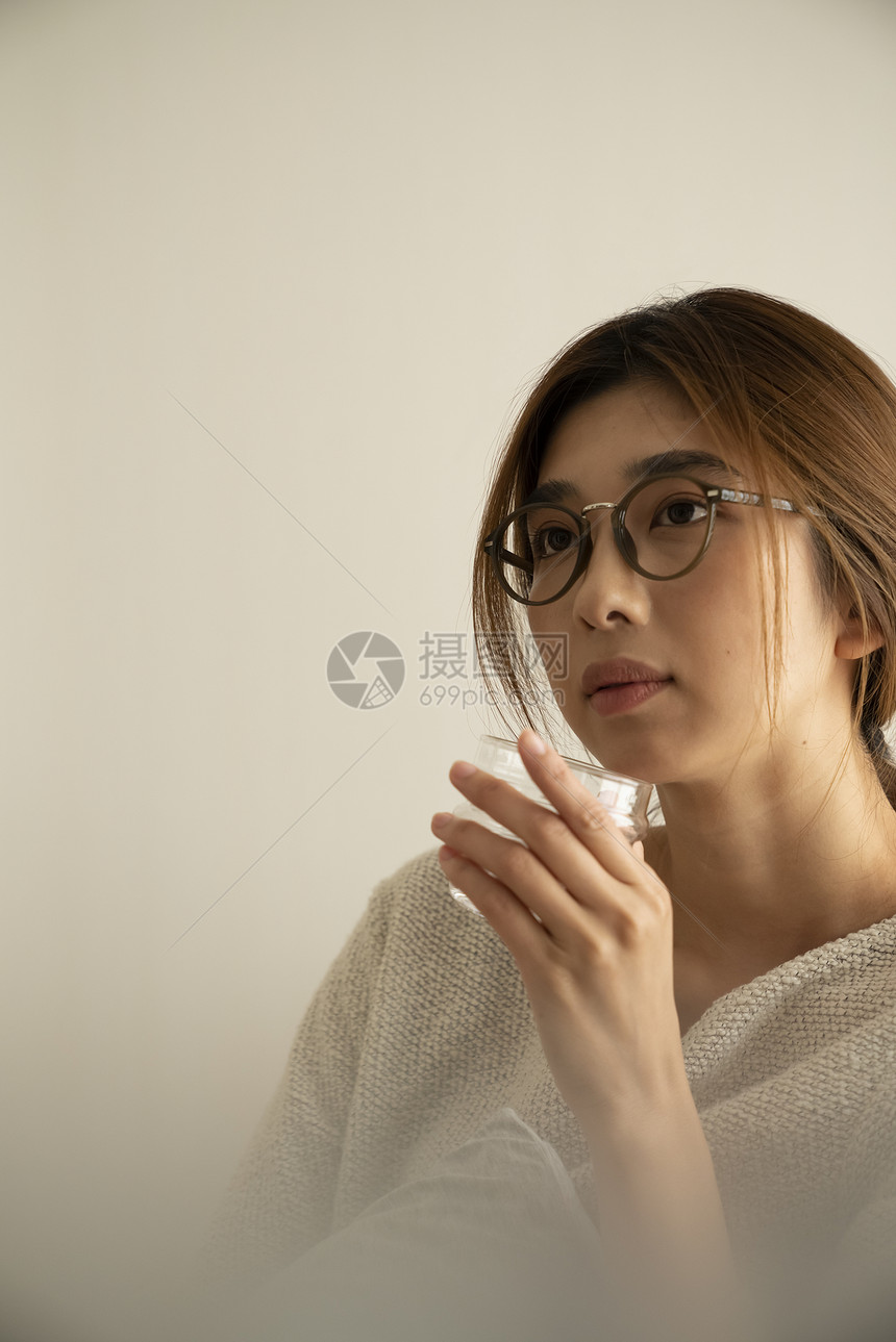 居家慵懒生活的中年女性图片