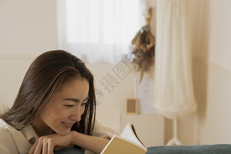 读书的年轻女孩图片