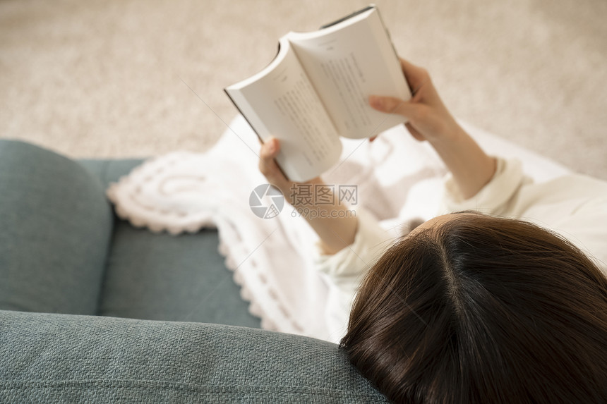 读书的年轻女孩图片