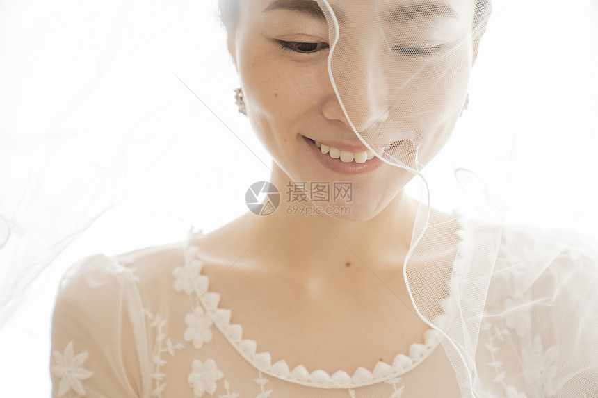 美丽的新娘佩戴头纱图片