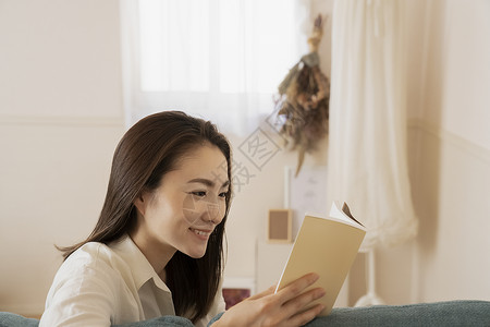 独自居家阅读的青年女子图片