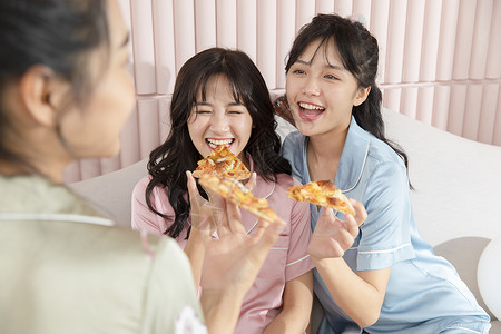 居家闺蜜一起吃披萨高清图片