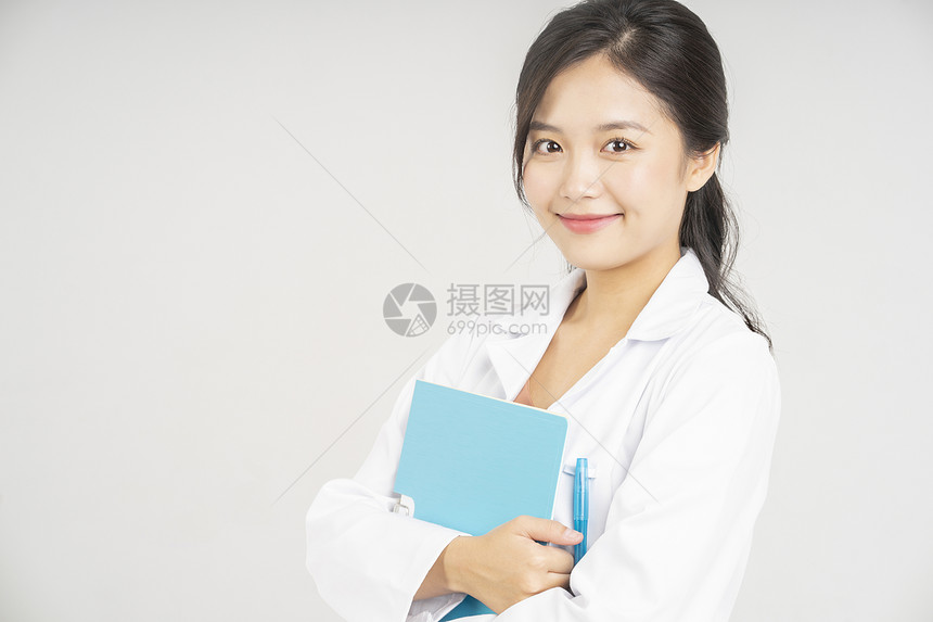 手拿文件夹的女性医护人员形象图片