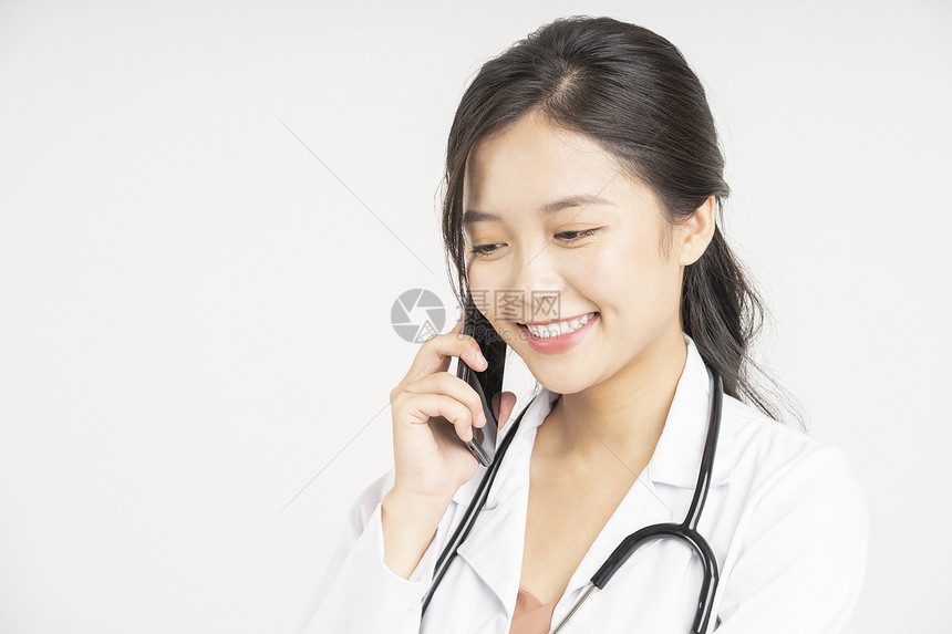 接听电话微笑的女性医生形象图片